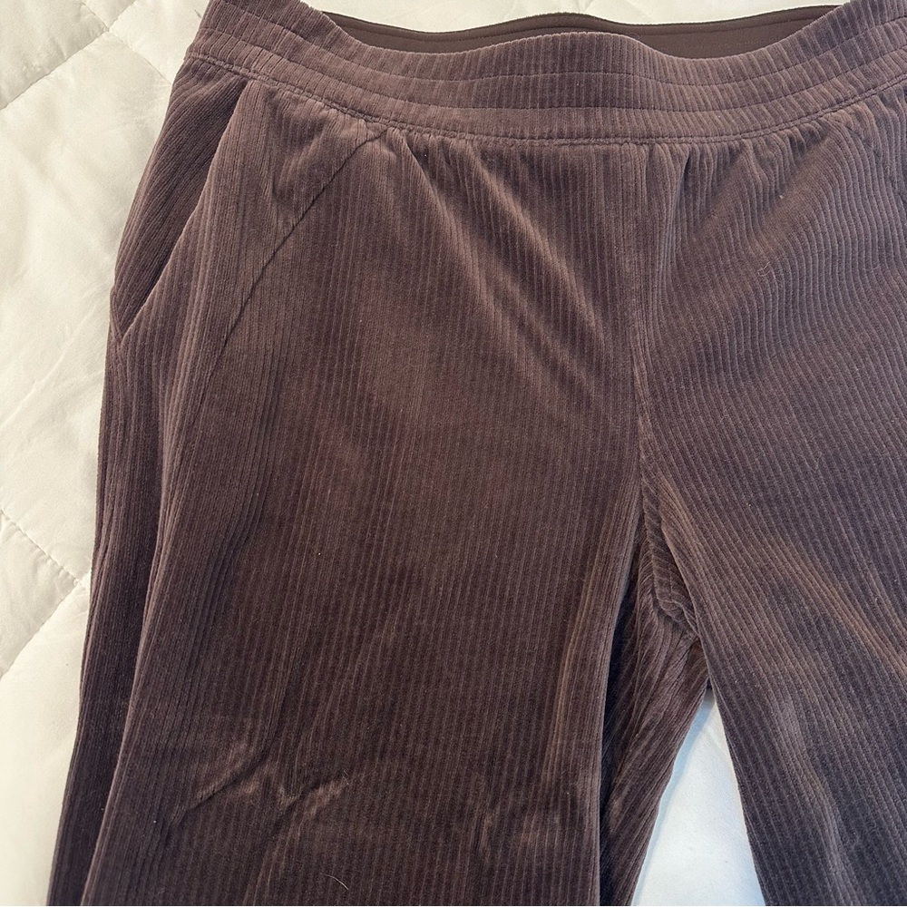 Lululemon Scuba Mid-Rise Wide-Leg Pant Velvet Corduroy in color espresso - Picture 4 of 5